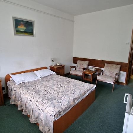 Hotel Bradul - Ковасна Екстериор снимка