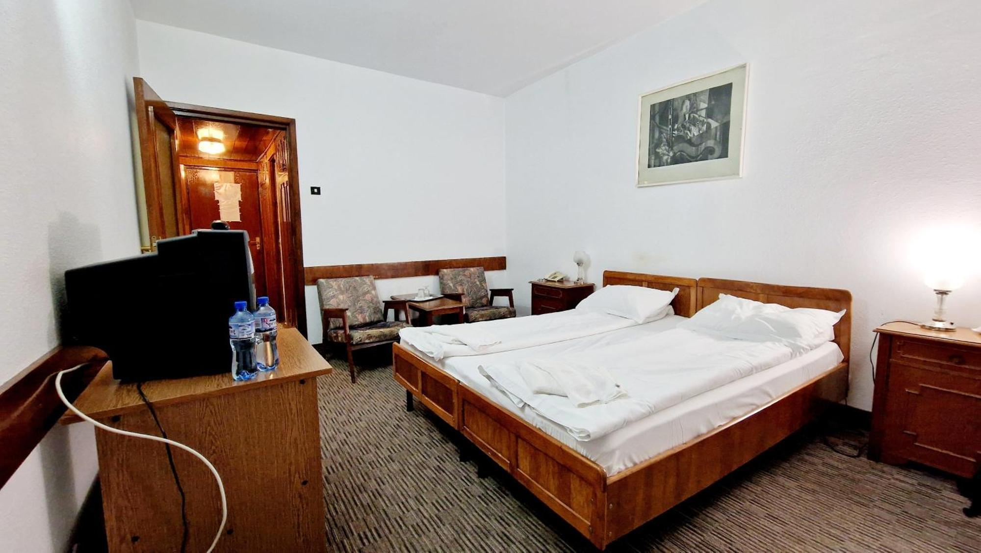 Hotel Bradul - Ковасна Екстериор снимка