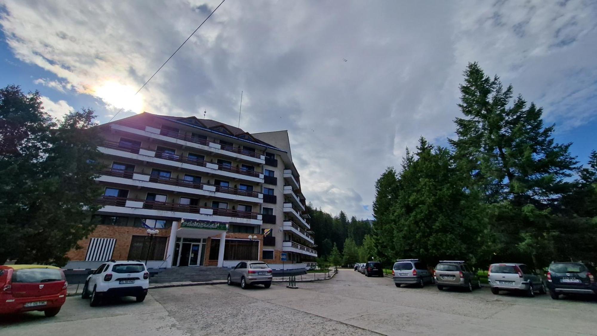 Hotel Bradul - Ковасна Екстериор снимка