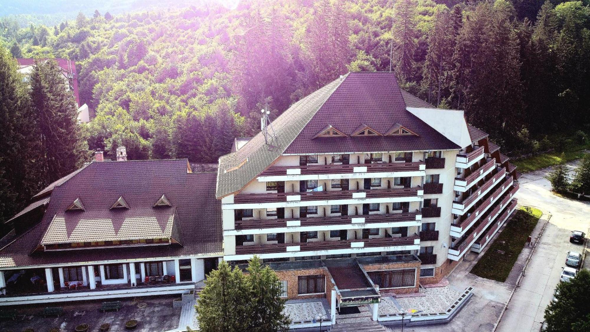 Hotel Bradul - Ковасна Екстериор снимка