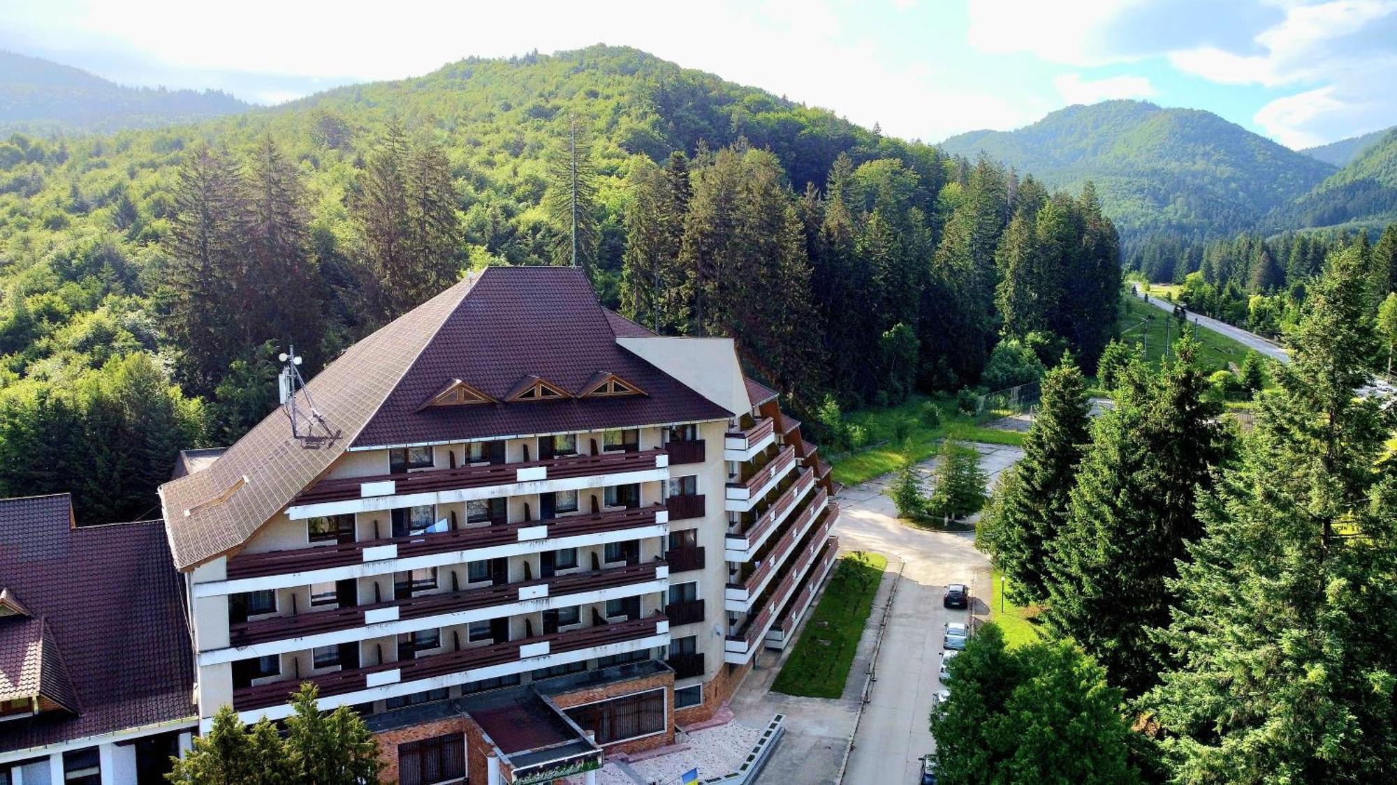 Hotel Bradul - Ковасна Екстериор снимка
