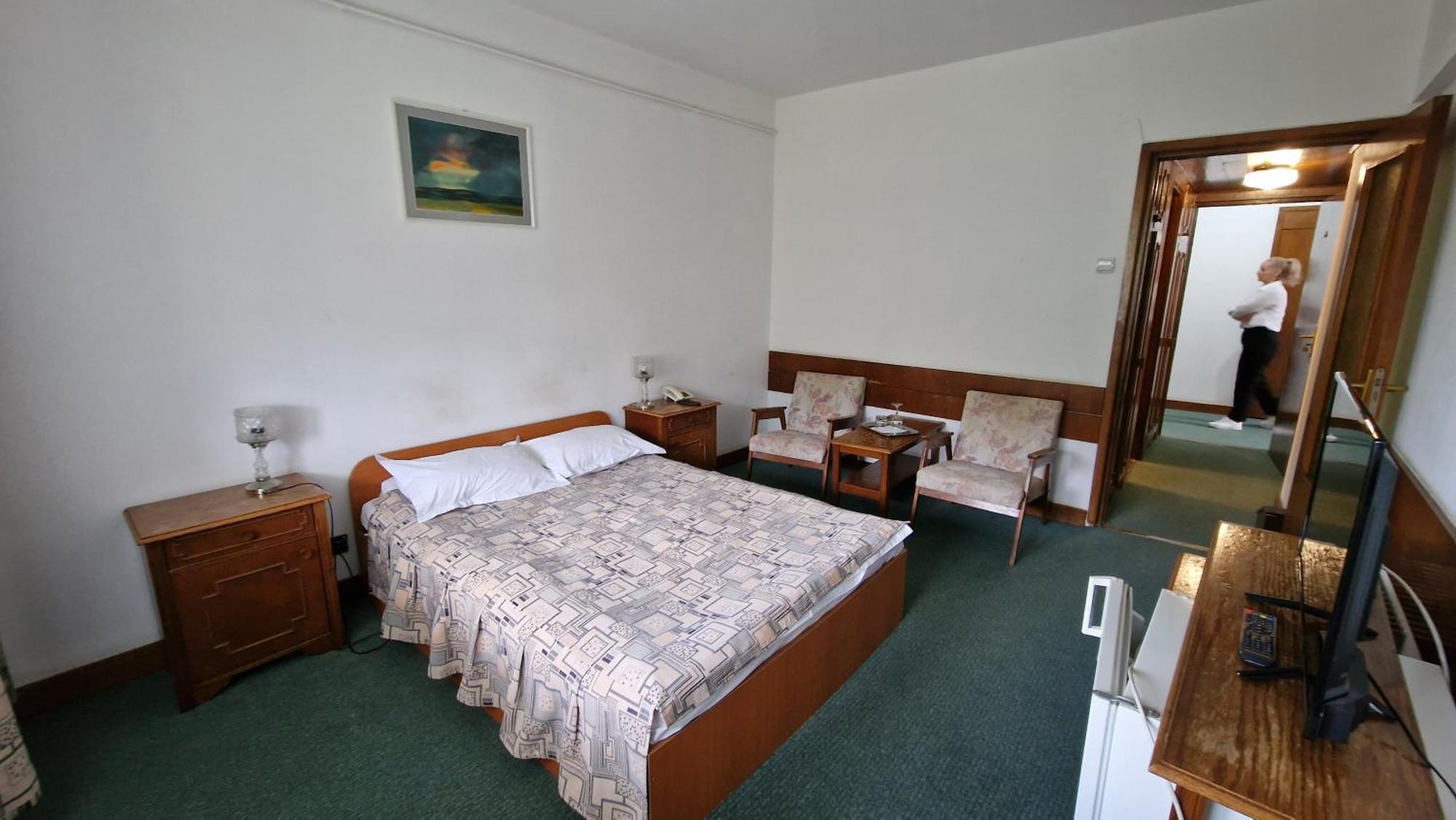 Hotel Bradul - Ковасна Екстериор снимка
