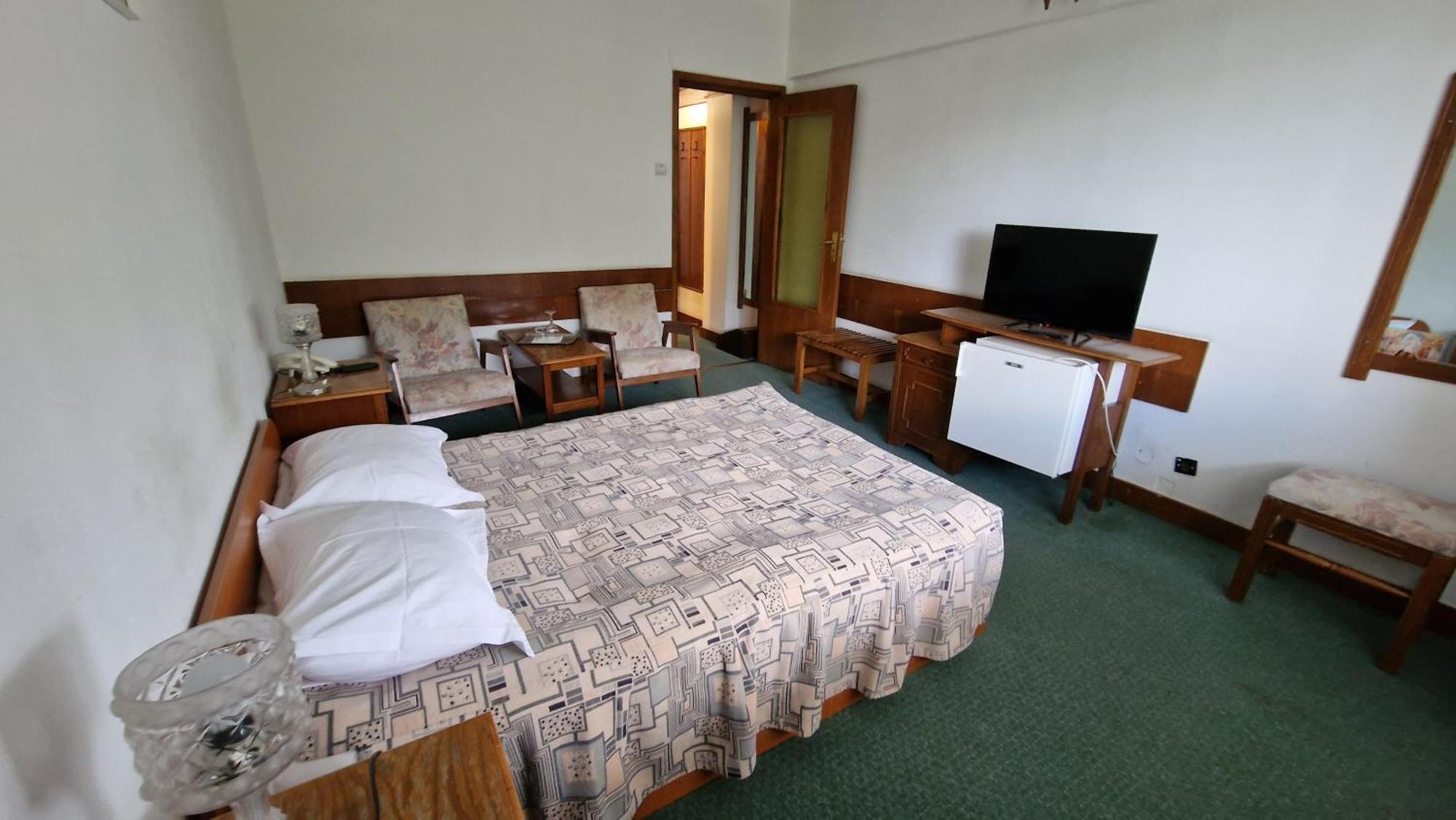 Hotel Bradul - Ковасна Екстериор снимка