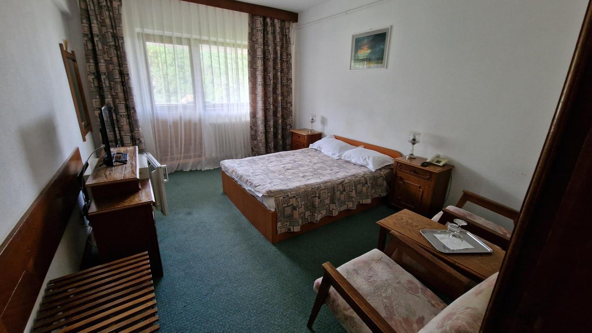 Hotel Bradul - Ковасна Екстериор снимка