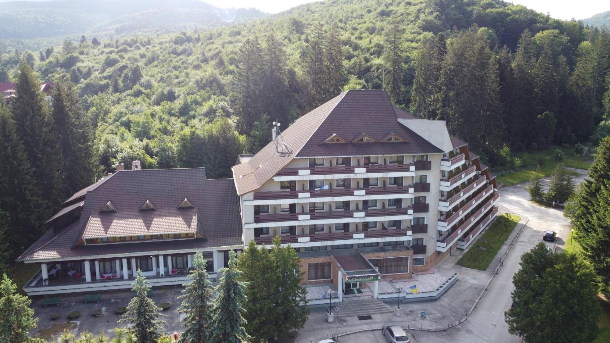Hotel Bradul - Ковасна Екстериор снимка