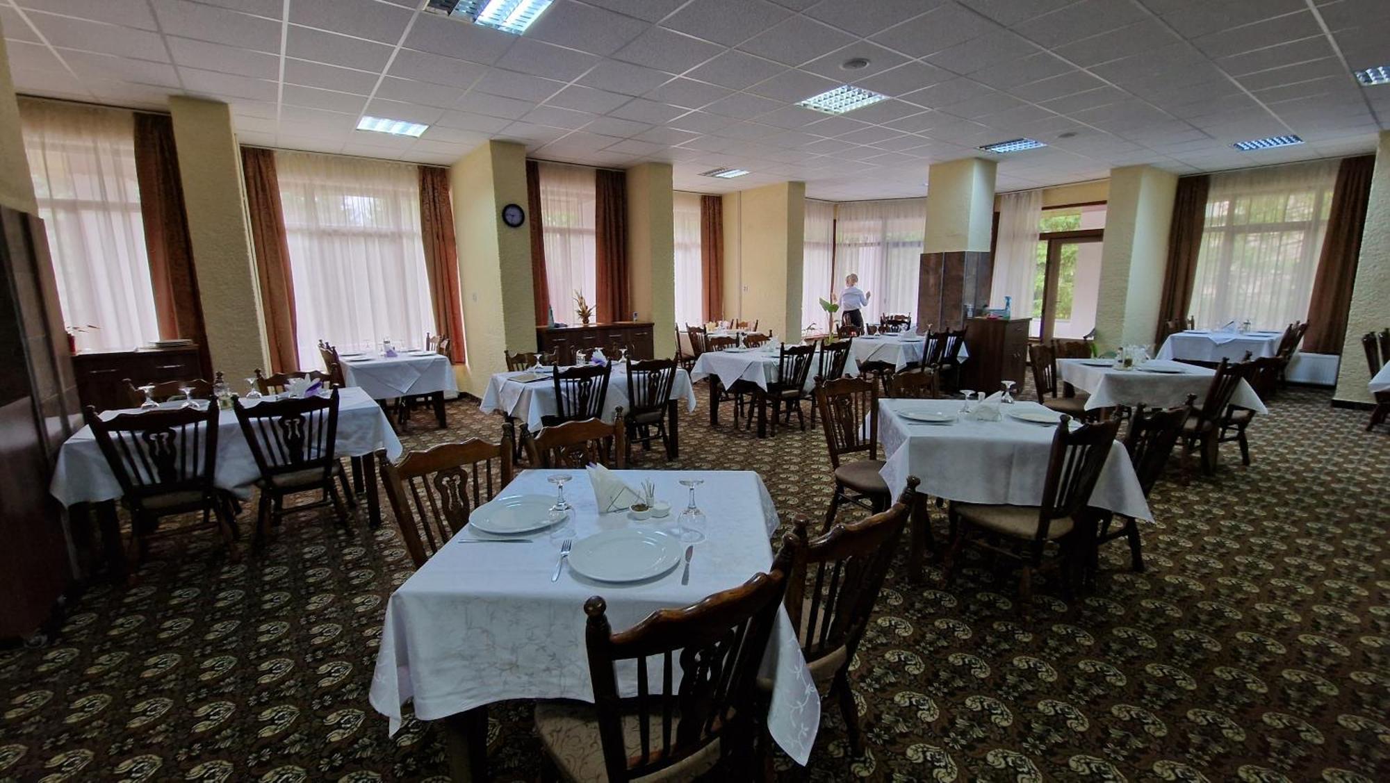 Hotel Bradul - Ковасна Екстериор снимка